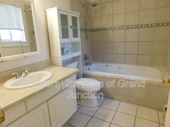 Building Photo - 2963 Bookcliff Ave