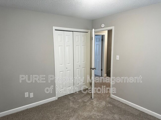 Building Photo - 916 W 5th Ave