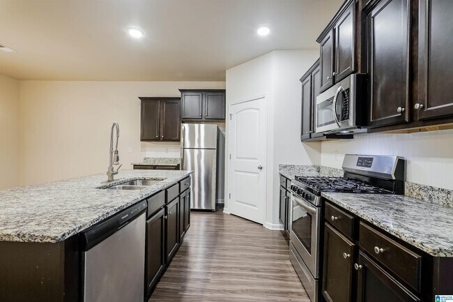 Building Photo - 1080 Park View Dr