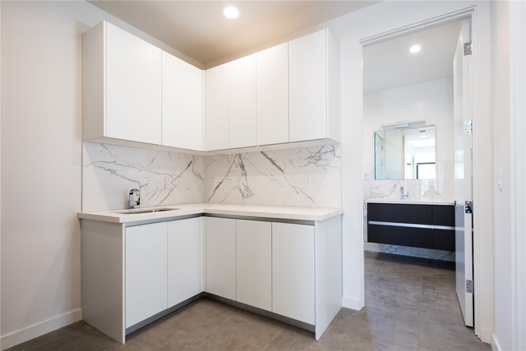 Building Photo - 1618 Amherst Ave