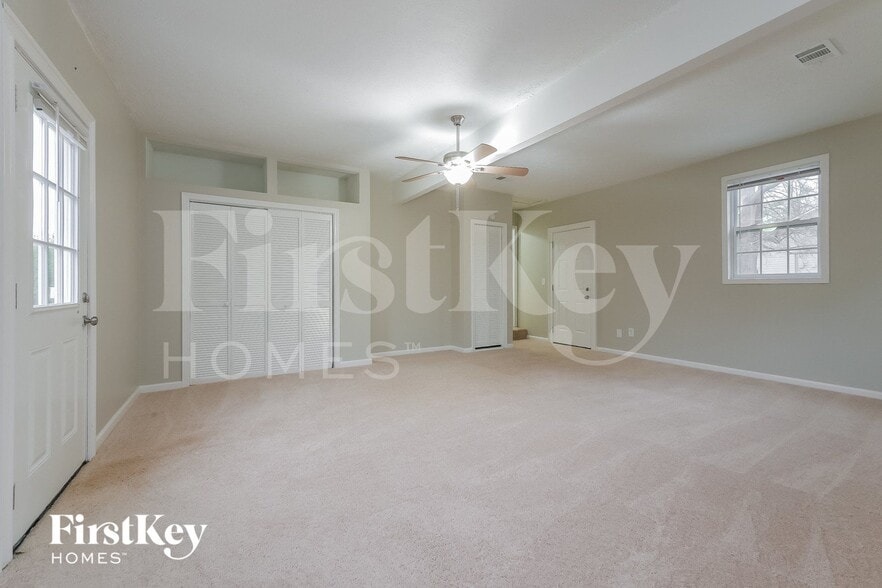 Building Photo - 400 Lone Oak Dr