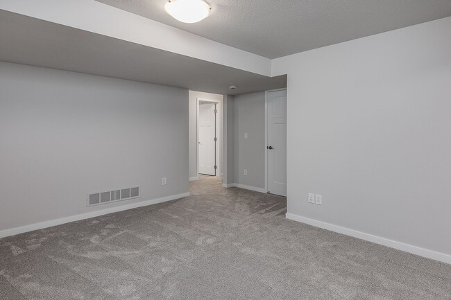 Building Photo - Great 3 Bedroom Single-Family Home in Urbandale