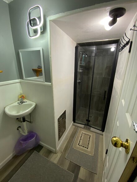 Downstairs Bathroom - 712 Washington Memorial Dr