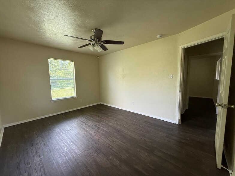 Building Photo - 3525 Country Club Rd