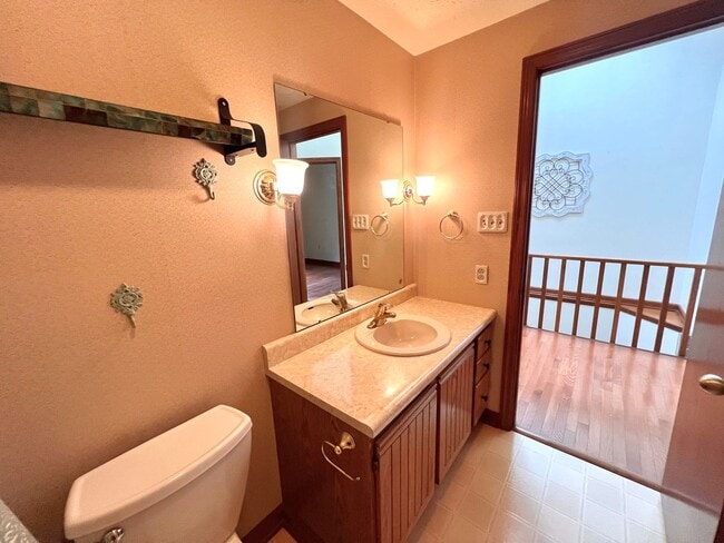 Building Photo - 1256 Queens Dr