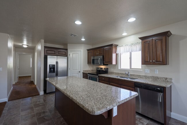 Building Photo - 3 bed 2 bath home with fully-fenced yard