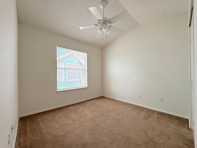 Building Photo - East El Paso 3 bed Refrig A/C