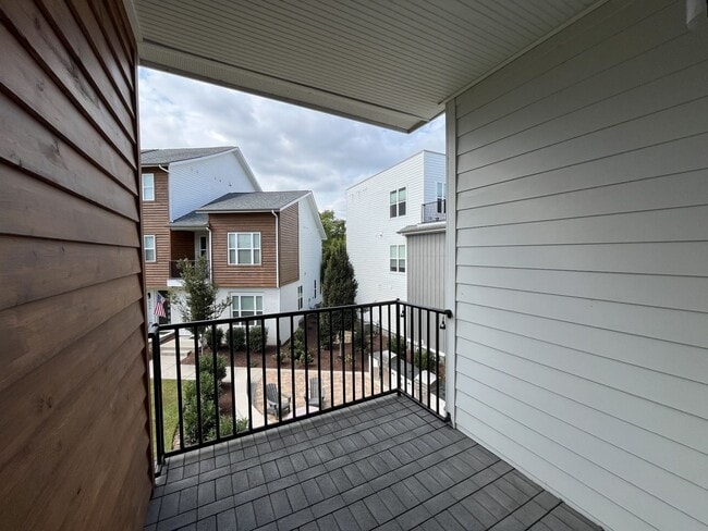 Building Photo - 2/2.5 - MODERN TOWNHOME IN THE NATIONS