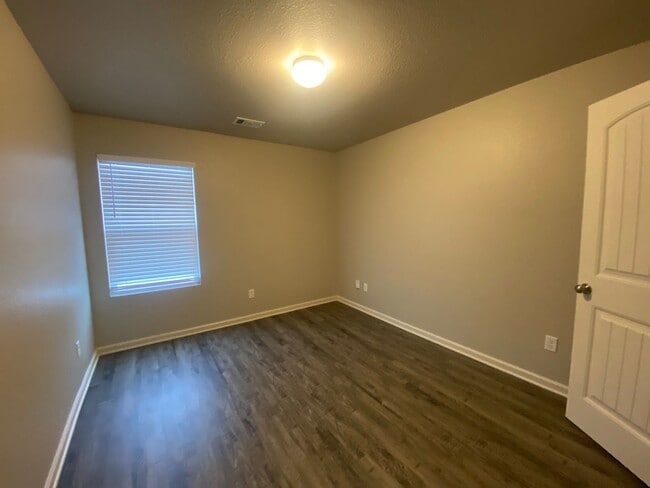 Building Photo - Clean 3bed/2 bath Home!