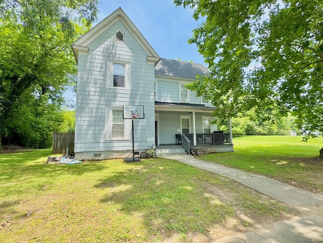 Building Photo - WATER & SEWER INCLUDED!!