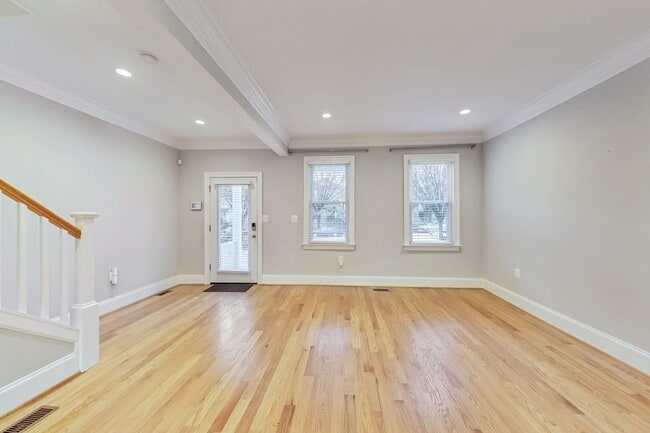 Building Photo - Beautiful TH - 4 bedroom + 3.5 BA - 7 mo -...