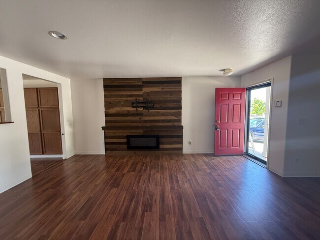 Building Photo - Adorable home in North Valleys