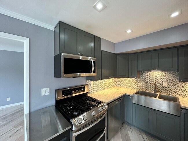 Building Photo - Beautiful 2BD/2BA W/ Reserved Parking and In-Unit Laundry in North Park!