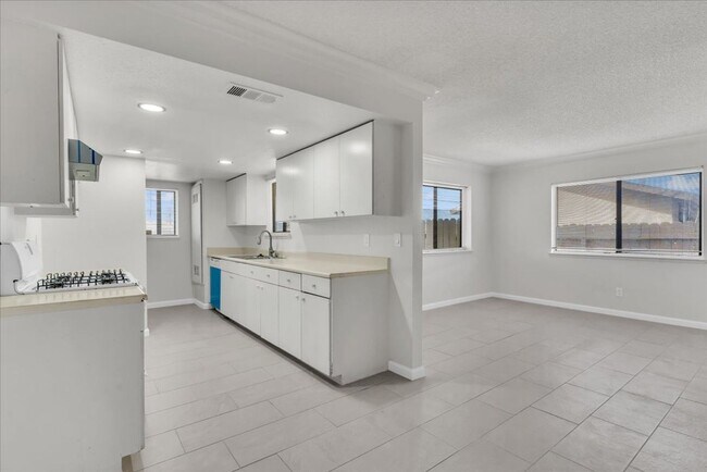 Building Photo - Spacious 2-Bedroom Townhome in Hesperia, CA!