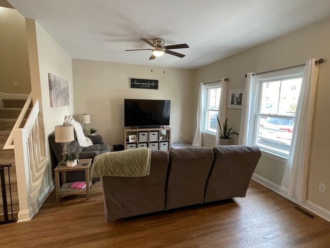 Building Photo - Spacious Luxury Townhome! Outstanding Location!