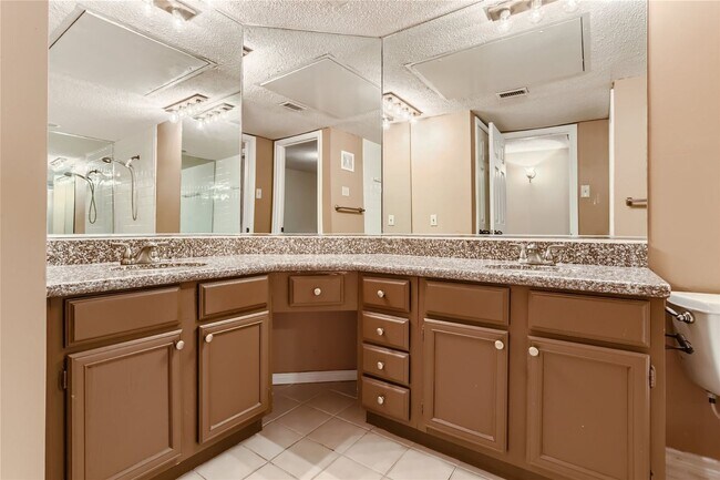 Building Photo - 16301 Ledgemont Ln