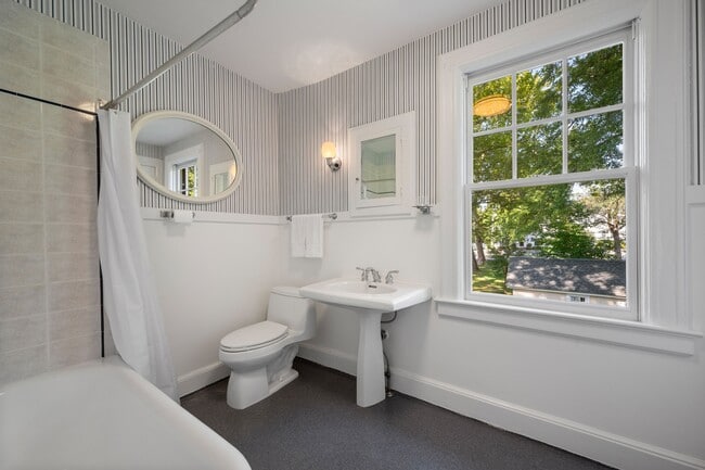 Building Photo - 55 Loughlin Ave