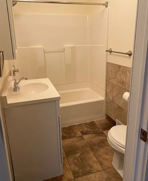 Building Photo - 860 Lancaster Ave