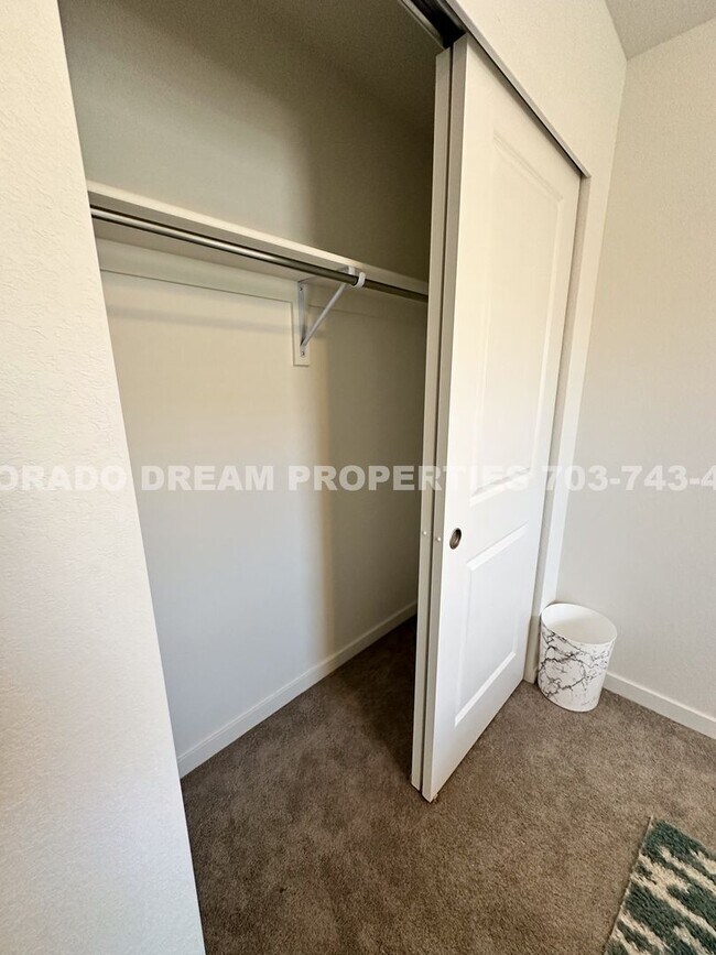 Building Photo - Luxurious fully-furnished home in Dove Vil...