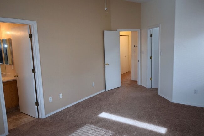 Building Photo - 2BR Plus Bonus Room in the NW!