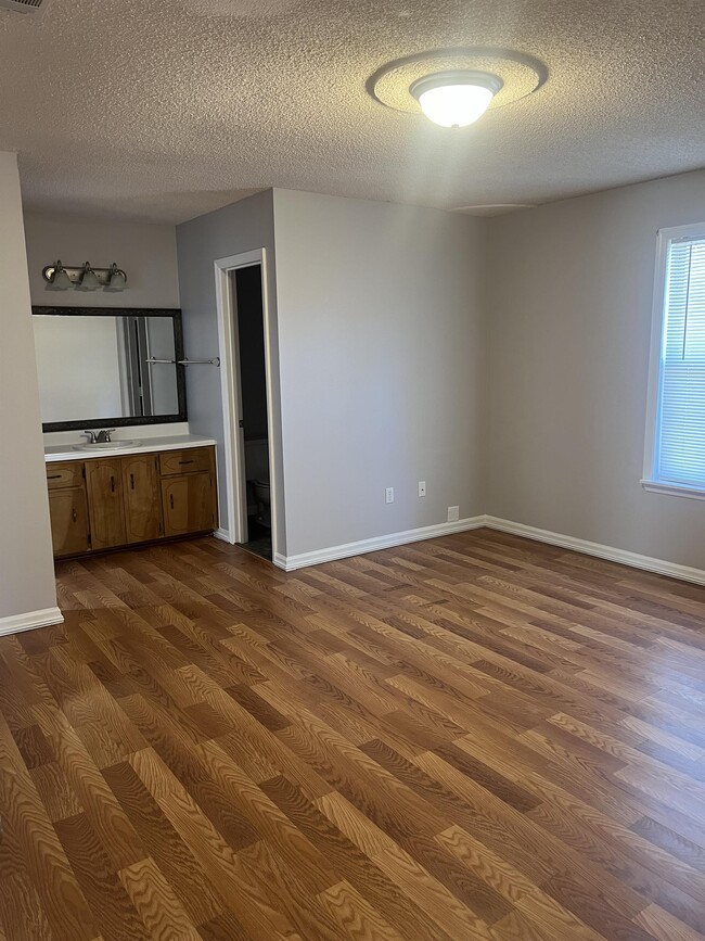 Building Photo - 934 Pineland Ave