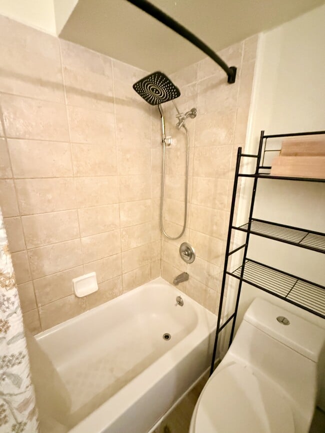 Building Photo - 1617 Clark St