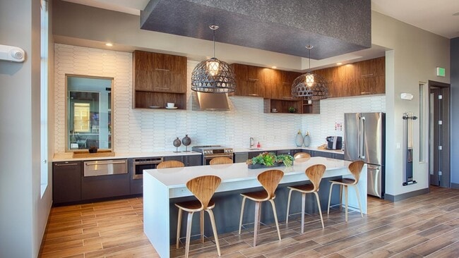 Building Photo - 1605 E County Line Rd