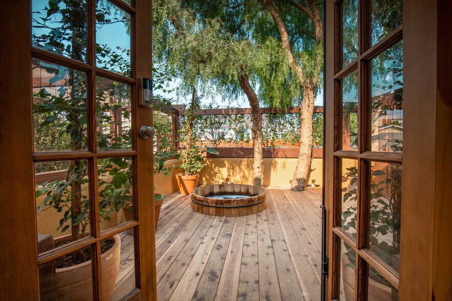 2 hot tubs available in the front deck - 718 Vernon Ave