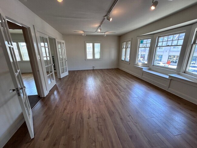 Building Photo - CM530L