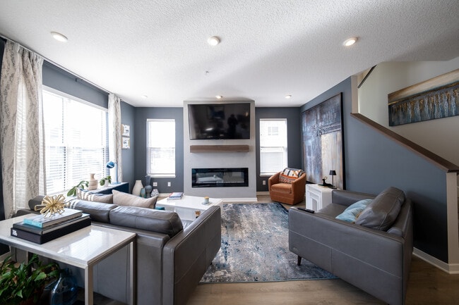 Building Photo - 2209 Gateway Curv