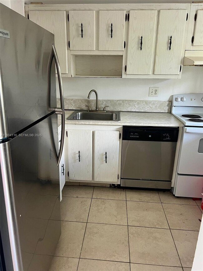 Building Photo - 220 SW 9th Ave