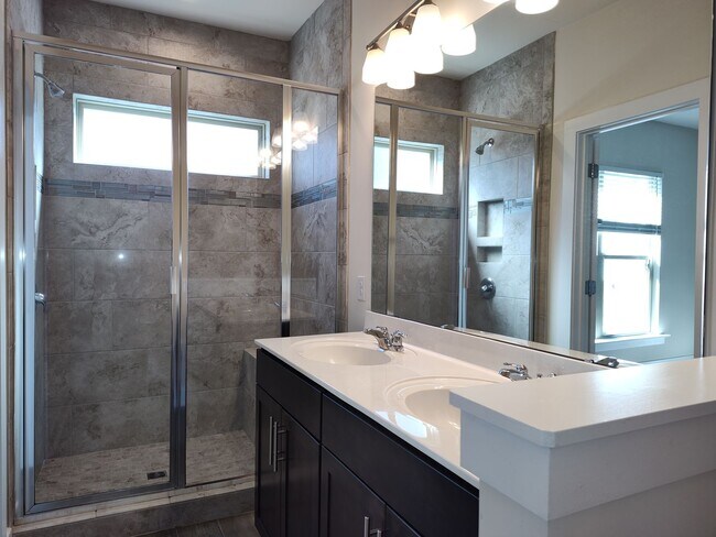 Building Photo - Modern End-Unit Townhome located in the Ce...