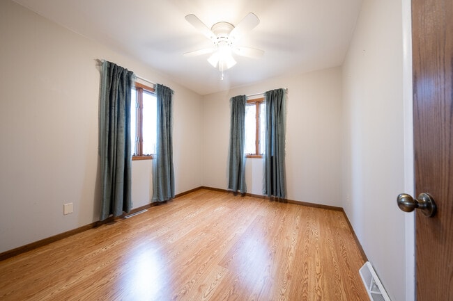 Building Photo - 1410 Juneau Ln N