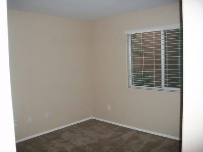 Building Photo - Beautiful 4 Bedroom Home with Granite Coun...