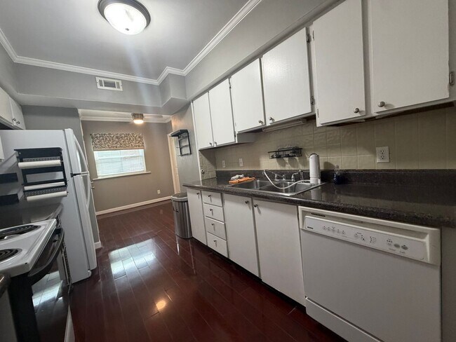 Building Photo - 11th Place Condominiums Unit #3010 Available for NOW!  $2000 per month.