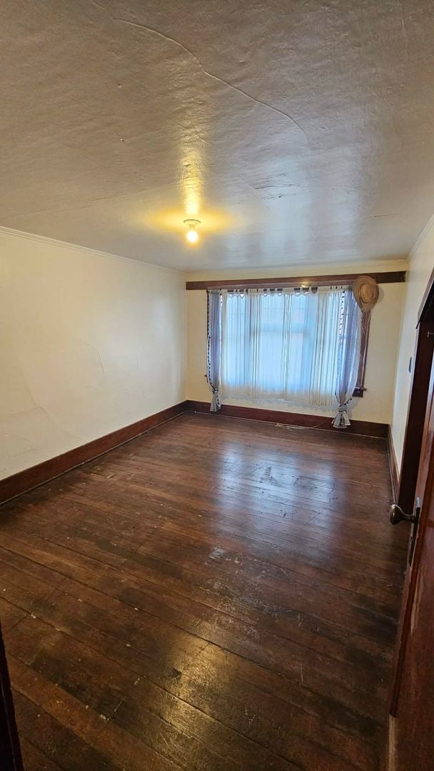 Building Photo - Large Corner Lot House