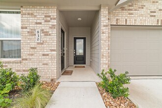 Building Photo - 830 Heaven Dr