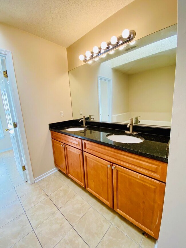 Building Photo - Beautiful and Spacious 3bdrm/2.5bth Home Conveniently Located in Chesterfield County!!