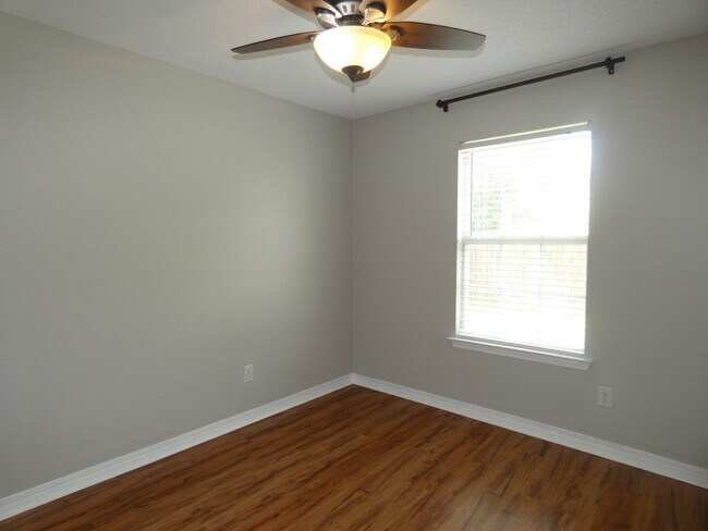 Building Photo - Charming Brick Home - Stonebrook