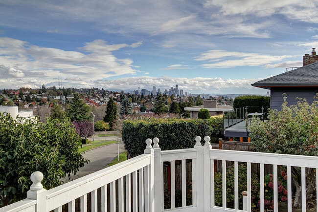 Building Photo - Beautiful Magnolia Home with a VIEW!