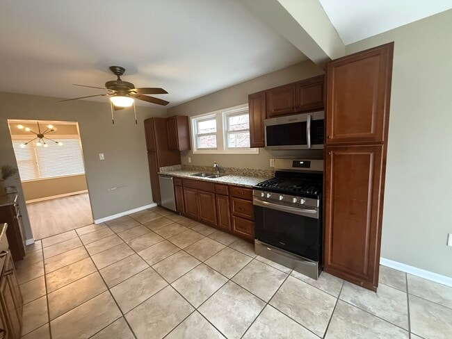 Building Photo - 10S328 Jamie Ln