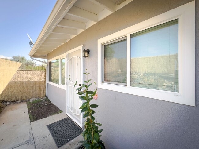 Building Photo - CUTE CONDO IN A DUPLEX W/ LARGE BACKYARD AVAILABLE FOR RENT!