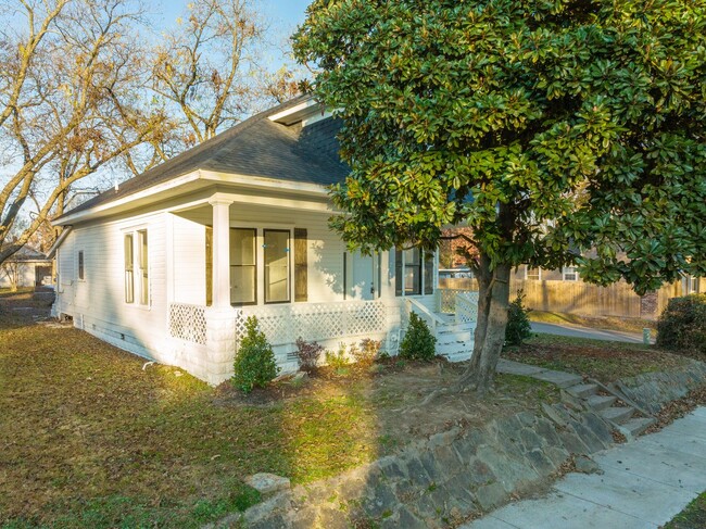 Building Photo - Freshly Updated 3 Bedroom House