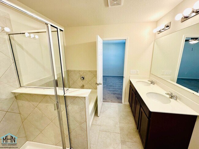 Building Photo - Beautifully maintained Two-Story 3-Bedroom...