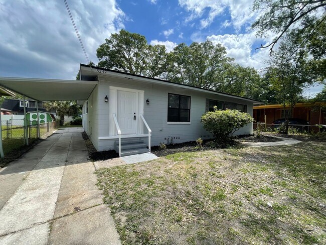 Primary Photo - **4/2 Single Family home Available Now!!**