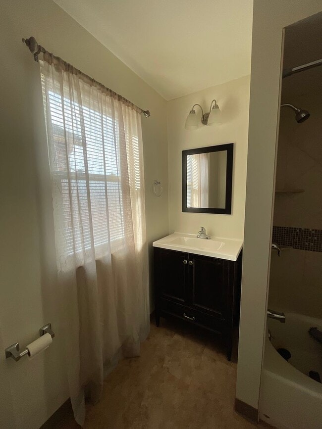 Building Photo - Spacious 3 Bedroom/2 Bathroom Home on Quie...