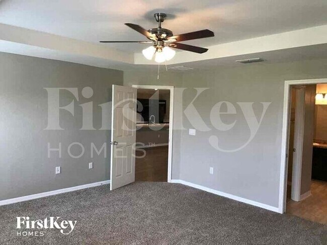 Building Photo - 2600 Sanderling St