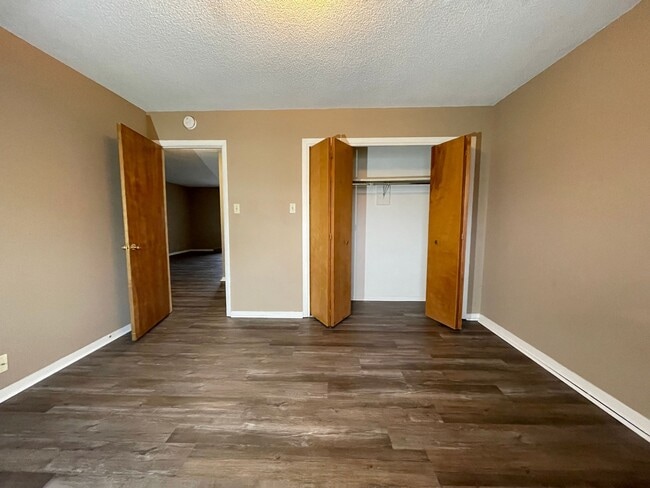 Building Photo - Spacious 2 Bedroom!