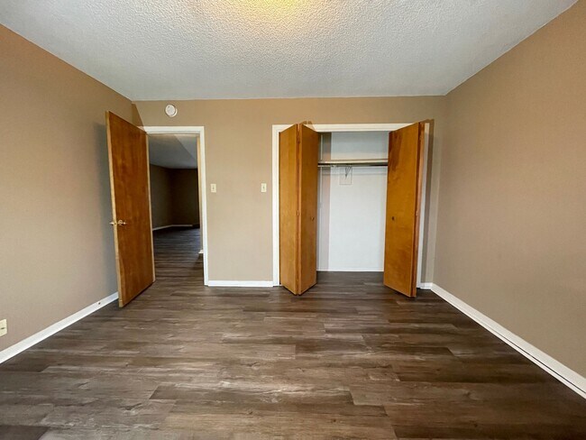 Building Photo - Spacious 2 Bedroom with Screened Porch!