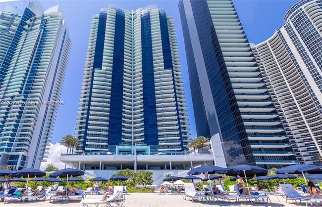 Building Photo - 17121 Collins Ave